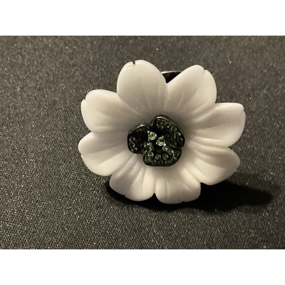 Size 9.25 Silver 925 Rodium Plated Porcelain Flower Ring W/ Emerald Center - Picture 2 of 6
